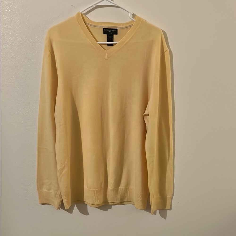 Banana Republic Merino Wool Yellow V-Neck Lighweight Classic Sweater